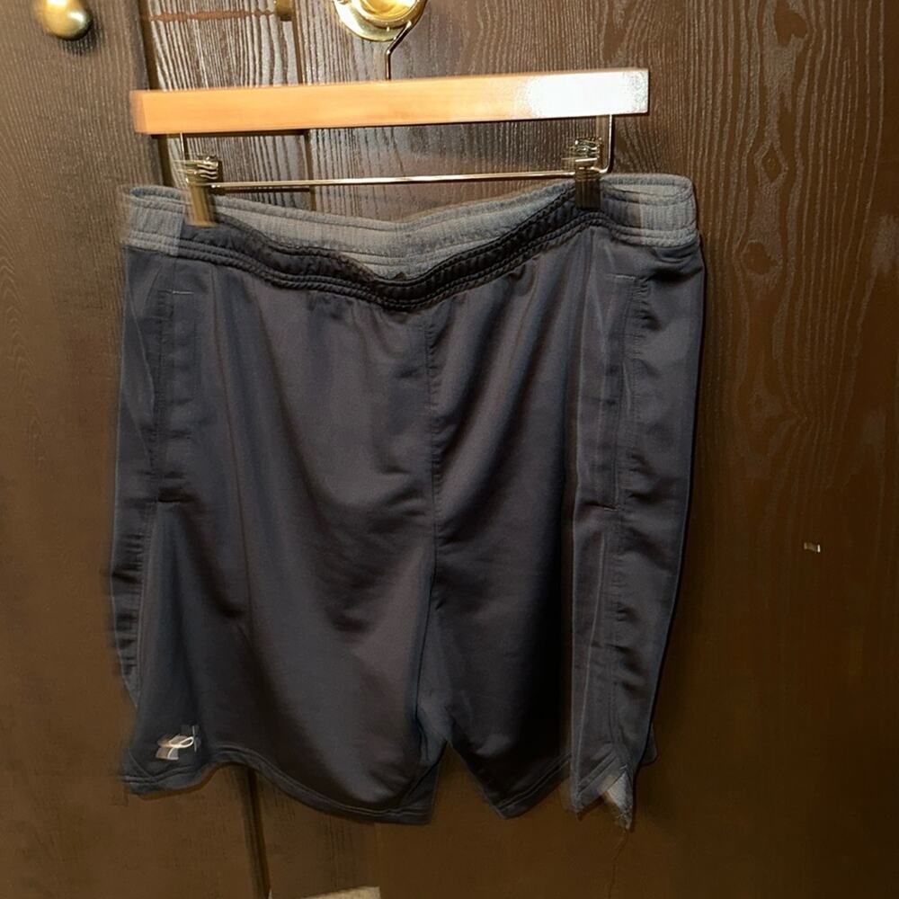 Under armour loose fit shorts - size XL